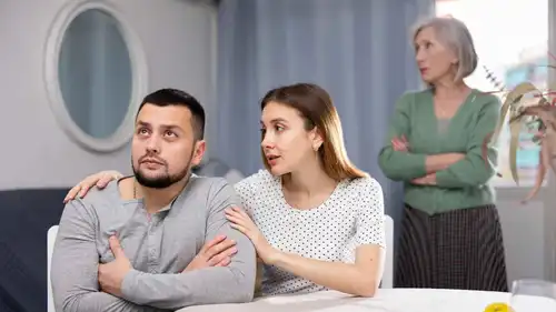 أسباب تأثر الزوج برأي والدته وكيفية المحافظة على استقلالية حياتكما الزوجية