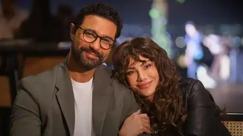 صبا مبارك وكريم فهمي في مسلسل "220 يوم"
