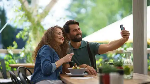 الحب بلا مسميات.. لماذا يرفض جيل Z تعريف العلاقات؟