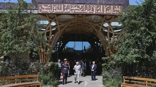 لماذا زار الملك تشارلز أول مسجد صديق للبيئة في أوروبا؟