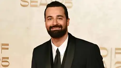 أحمد حاتم يفاجئ السيدات بعرض خاص لفيلم "ريد فلاج".. ما السبب؟