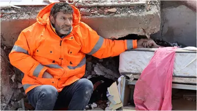 تفاصيل جديدة حول الأب التركي المكلوم الذي هزت صورته العالم