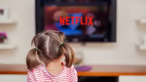 طفلة تشاهد نتفليكس