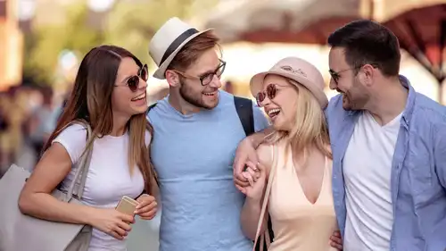 الصداقة مع الجنس الآخر بعد الزواج متى تكون آمنة ومتى تهدد العلاقة؟