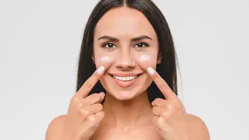 5 خطوات ومنتجات لتعزيز تماسك الخدين وتحسين مظهرهما