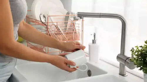 طرق بسيطة للتخلص من بقع القهوة في الأكواب بمكونات منزلية