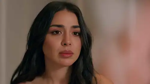 لين في مشهد مؤثر من مسلسل حب على ورق الحلقة 33 قبل قرار السفر إلى إيطاليا.