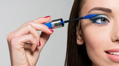 الماسكارا الزرقاء.. رفيقتكِ هذا الشتاء