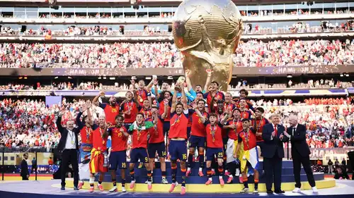 المنتخب الإسباني يحتفل بكأس العالم مع العائلة الملكية في مدريد