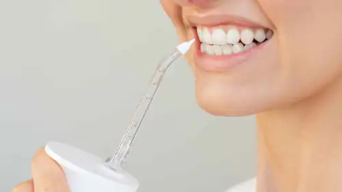 جهاز تنظيف الأسنان بالماء أم الخيط.. وأيهما الأنسب لك؟