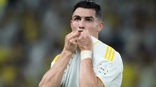 البرتغالي كريستيانو رونالدو قائد نادي النصر يحتفل بالفوز بلقب الدوري السعودي