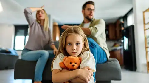 تأثير الخلافات اليومية بين الوالدين على الطفل