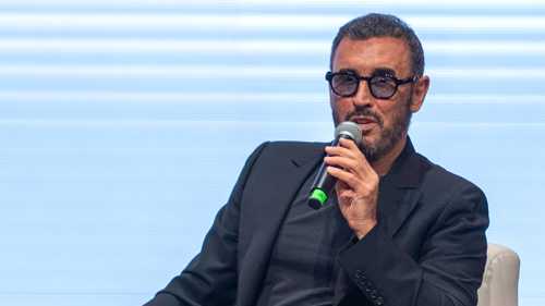 كاظم الساهر يرتدي الكوفية خلال حفله في عمان.. ويروي سر "لا يا صديقي"