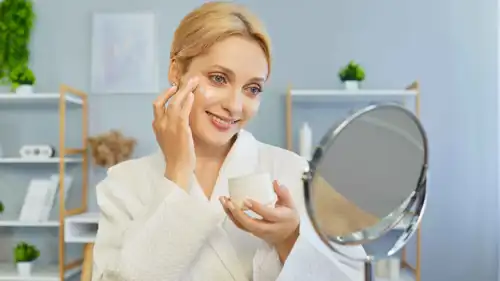 مرطّبات ملوّنة تغنيكِ عن كريم الأساس