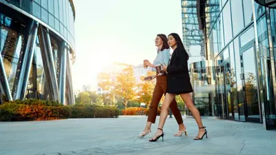 المرأة القوية - تعبيرية