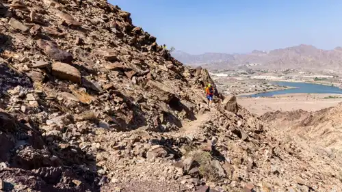 دليل أجمل مسارات المشي والهايكنغ في جبال الإمارات