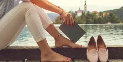 أسباب تعرق القدمين ومتي يكون العرق مؤشرًا مرضياً