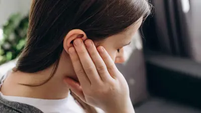 سيدة تفقد سمعها بعد تصرف لطيف من طفلها
