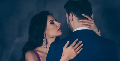 هل أنتِ السبب في غموض زوجكِ.. كيف تدخلينَ إلى أعماقه؟