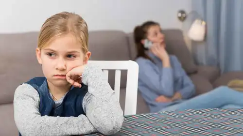 هل يشعر الطفل بالغيرة عندما تنشغلين بهاتفك؟