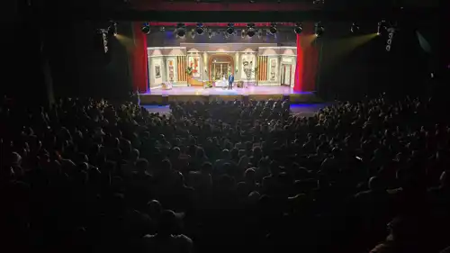 صورة من عرض مسرحية "ما تصغروناش"