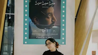 سارة طيبة أمام بوستر فيلم ميرا ميرا ميرا