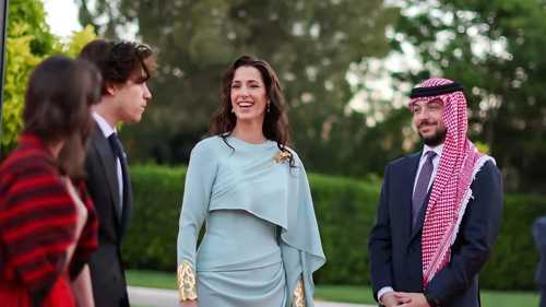 تفاصيل إطلالة الأميرة رجوة في عيد الاستقلال الأردني الـ80 (فيديو)