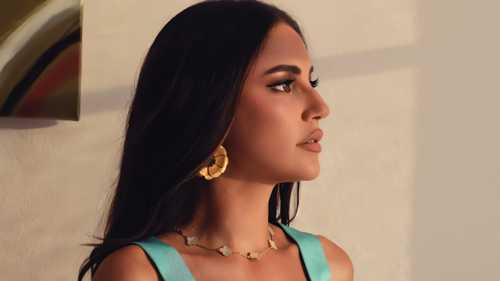 المجوهرات الملونة تبرز جمال النجمات العربيات