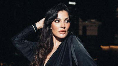 نادين نجيم تجمع الأسود والذهبي في إطلالتها
