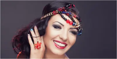 إكسسوارات شعر غريبة من أسبوع الموضة في الهند.. شاهدي!
