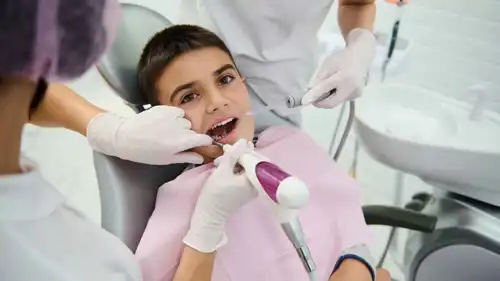 دليل العناية بأسنان الأطفال وأهمية الفحص المبكر