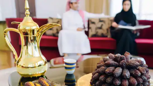 أفكار تنسيق ركن القهوة والتمر لضيافة رمضانية فاخرة