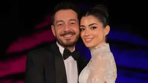 أحمد زاهر يحتفل بأول حفيدة بعد ولادة ابنته ليلى (فيديو)