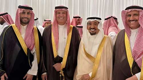 عبد الله السدحان يرقص العرضة النجدية في زفاف ابنه (فيديو)