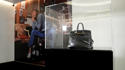 أول حقيبة "بيركين" من Hermès تصبح أغلى حقيبة يد في مزاد