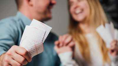 ربح الملايين.. فخدعته حبيبته وهربت بالجائزة