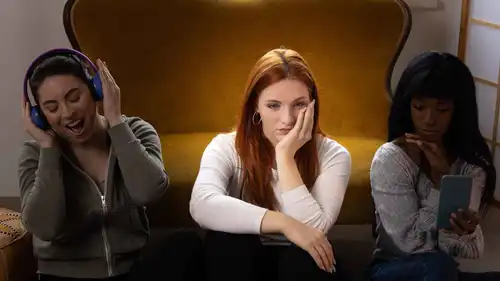 الشعور بالغربة بين الأصدقاء أسبابه النفسية وكيفية التعامل معه