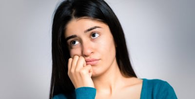 الرّؤوس السّوداء قد تظهرُ في الصّدر.. تعرّفي على الأسباب!