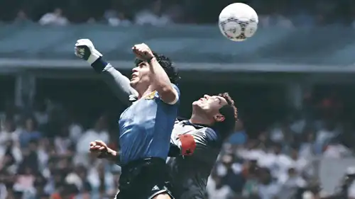 كرة "يد مارادونا" في مونديال 1986 تباع بثمن صادم