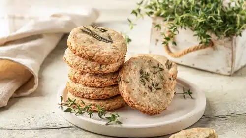خطوات عمل بسكويت الجبن والأعشاب المالح