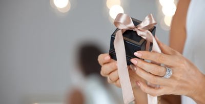 صيني يهدي ابنته ماسة نادرة ويطلق عليها اسمها.. شاهدي