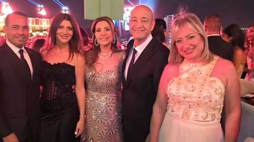 عمرو أديب يظهر رسمياً مع زوجته دينا طلعت (فيديو)