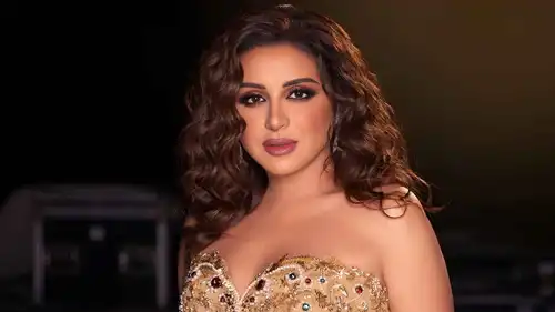أنغام مفاجأة العرض الخاص لمسرحية "خيال مريض"