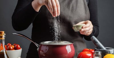 لماذا يجب عليك وضع ملح في زوايا منزلك؟.. حقائقُ ستدهشك!