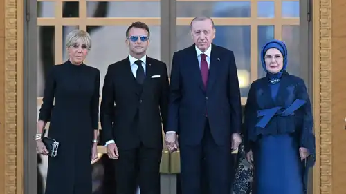 أمينة أردوغان تسحب يدها خلال تحية ماكرون