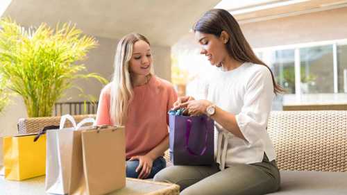 الغيرة المالية بين الصديقات.. كيف تتعاملين؟