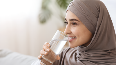 هل شرب الماء بكثرة بعد الإفطار مفيد أم مضر؟