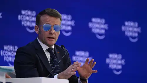 ما سر ارتداء ماكرون نظارة شمس دائمًا؟