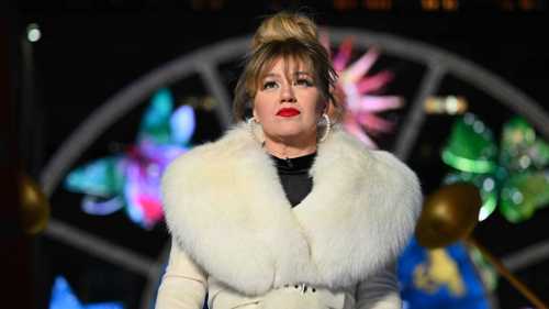 كيلي كلاركسون تودع برنامجها The Kelly Clarkson Show
