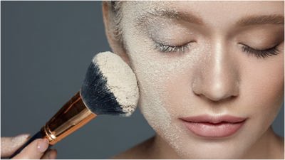 ما هي بودرة التثبيت.. وكيف تستفيدين منها في تجميل إطلالتك؟